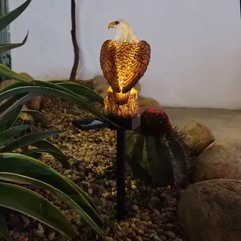 Декор за нощни лампи във формата на орел, изпълнени със слънчева енергия от смола. Изображение
