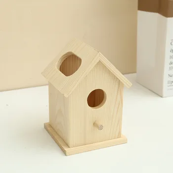 Устойчив дървен птичи къща за украса на градината на открито Изображение